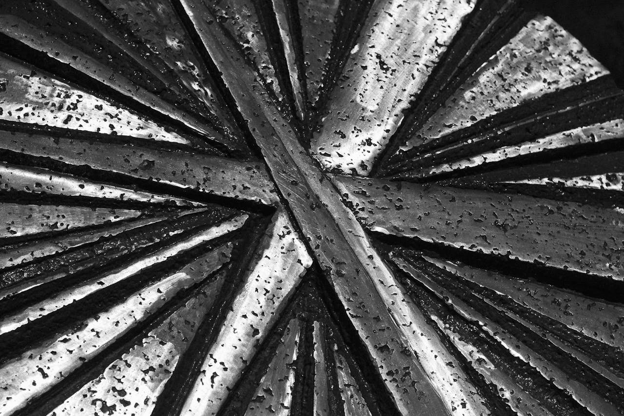 intricate-abstract-black-and-white-metal-texture-32679848